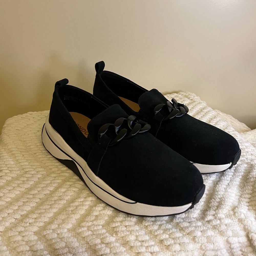 Blondo Waterproof Chain Sneakers🖤